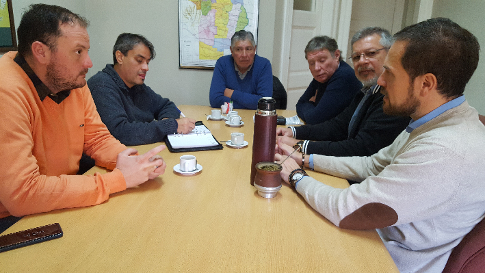 Mesa de trabajo por la Fábrica Militar