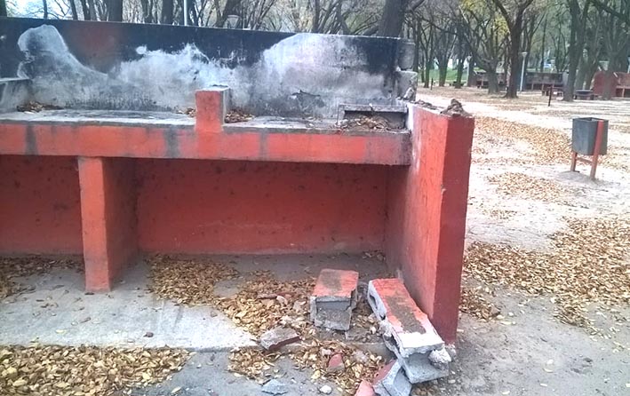 Volvieron a hacer destrozos en el Parque Hipólito Yrigoyen