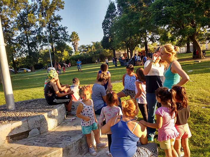 Universitarios suman propuestas para alfabetizar a niños en barrio Las Playas