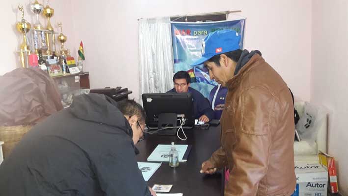 Masiva concurrencia en la jornada de atención del Consulado boliviano
