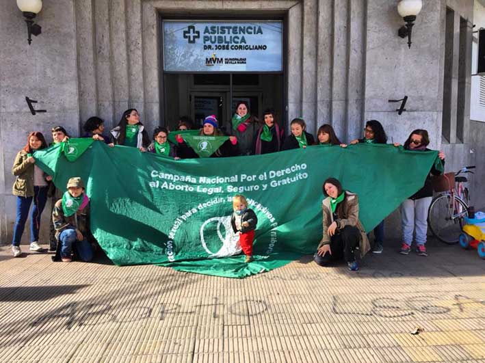 Aborto: el “pañuelazo” llegó a la Asistencia Pública y a la Municipalidad