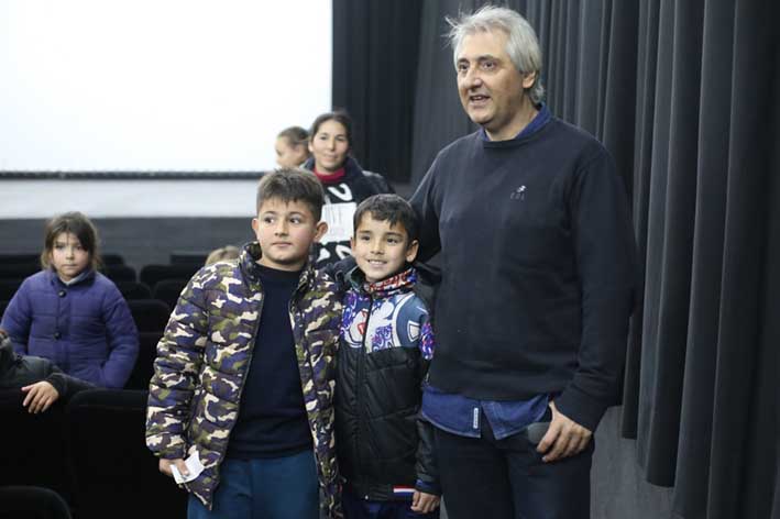 El guionista del filme dialogó con los niños