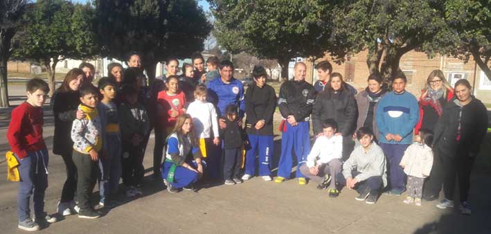 Clase abierta de kung fu en la plaza