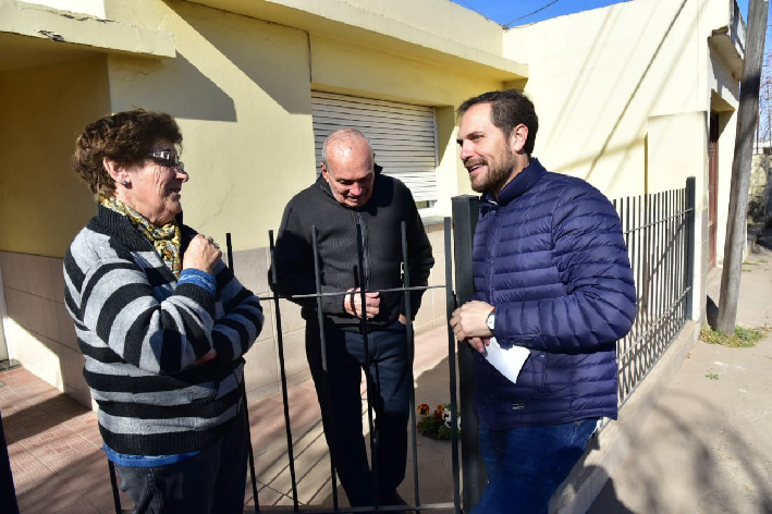 Gill, de caminata por los barrios y desayunos con los vecinos