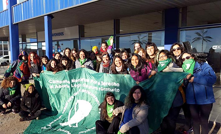 Aborto: mujeres se organizan para asistir a la votación de los senadores