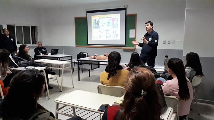 Los Bomberos «dieron clase» de cómo ayudar para salvar vidas Los Bomberos «dieron clase» de cómo ayudar para salvar vidas