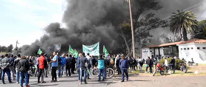 Los trabajadores cortaron la ruta