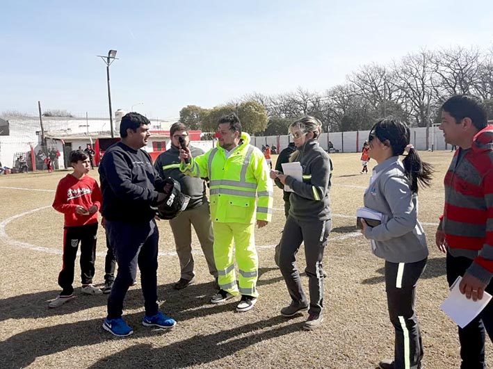 Concientizan sobre el tránsito a los niños que juegan al fútbol