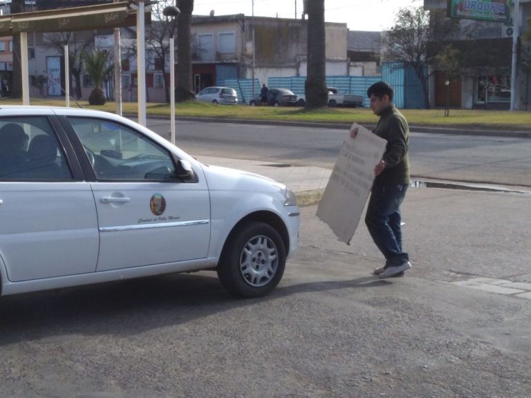 Dice haber sobrevivido a la tragedia de Once y pide ayuda en las esquinas