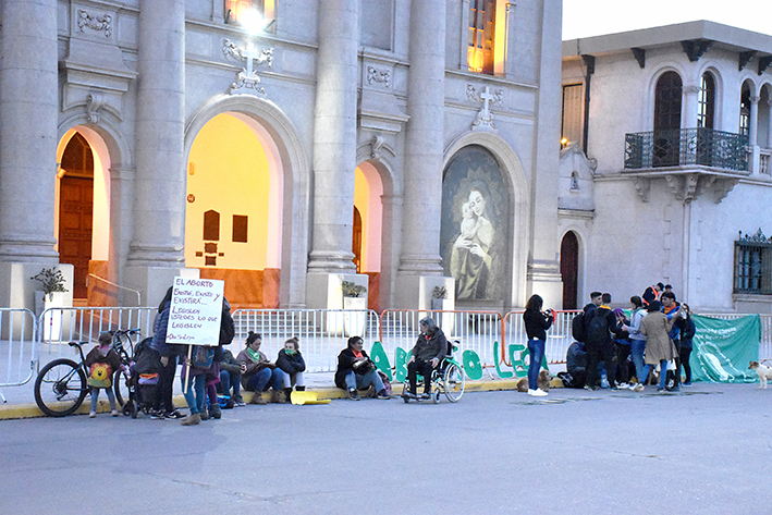 Pañuelazo verde frente a la Catedral