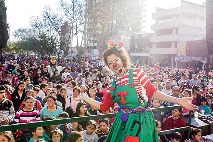 Plaza de sol y niños