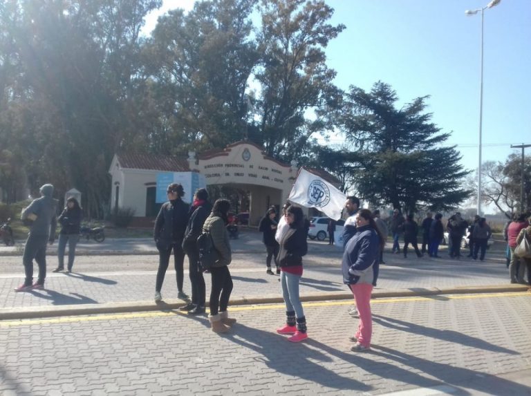 Los trabajadores del HEVA salen a cortar la ruta 9