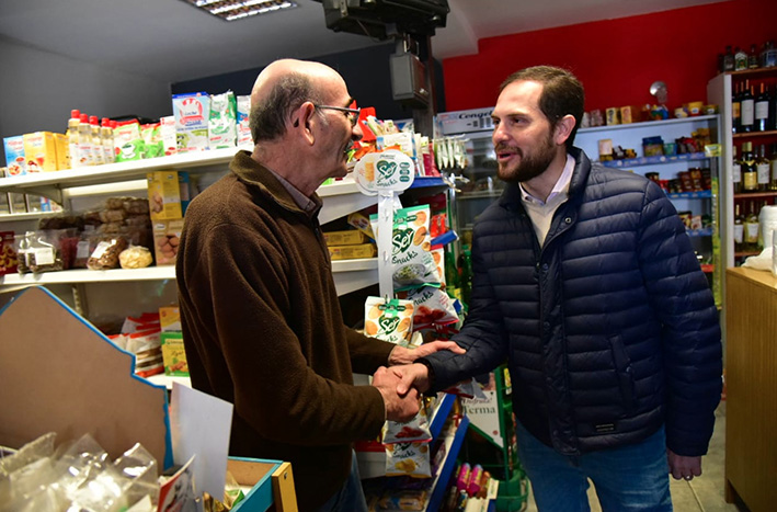 Martín Gill y Accastello siguen  recorriendo barrios por separado