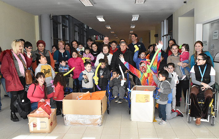 Niños y niñas recibieron sus juguetes en el Hospital Pasteur