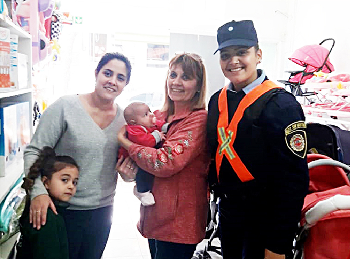 Una agente de Policía le salvó la vida a una beba