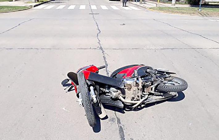 Motociclista fracturado al chocar en barrio Parque