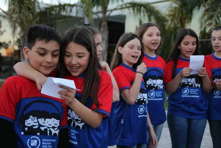 Un coro infantil del Zípoli visita a su par de la UNVM